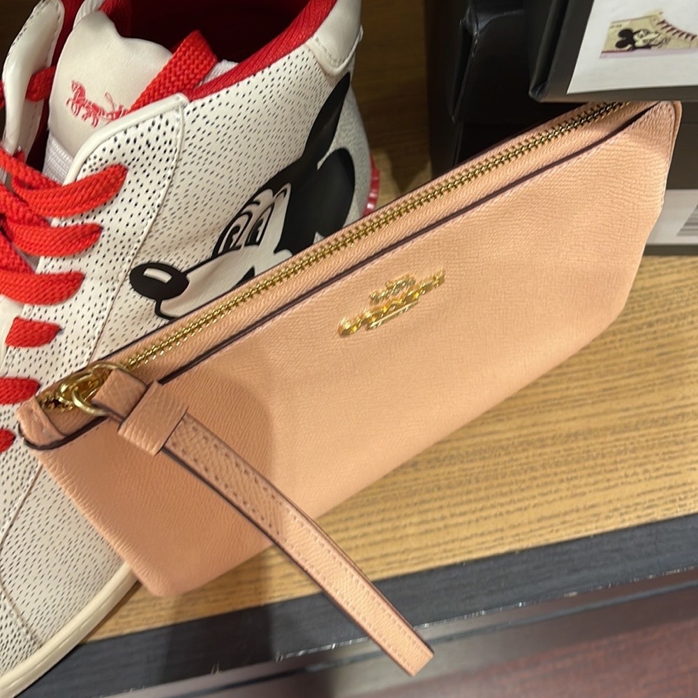 Coach Large Corner Zip Wristlet
IM/Faded Blush - Picture 15 of 16